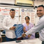 पिंपरी चिंचवड शहर पत्रकार संघाकडून पत्रकारांना उच्च दर्जाच्या रेनकोटचे वाटपस्थायी समिती सभापती अभिषेक बारणे यांच्या हस्ते वितरण