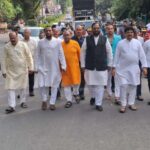 कामगारनेते यशवंतभाऊ भोसले यांच्या पुढाकारातून प्रथमच सीमोल्लंघन व सोनं लुटण्याच्या पारंपरिक सोहळ्याला सुरुवात;माजी खासदार अमर साबळे यांच्या हस्ते प्रारंभ